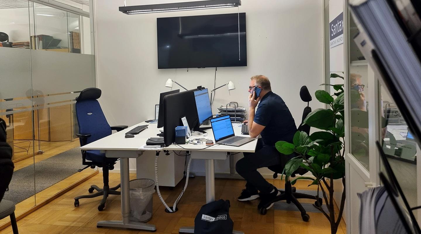 Territory manager Peter Söderlund vid sitt skrivbord i det nya kontoret i Bromma.
