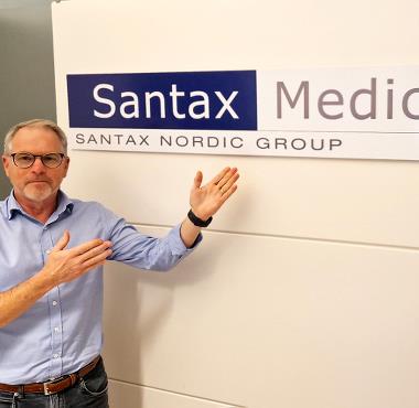 Territory manager Peter Söderlund vid sitt skrivbord i det nya kontoret i Bromma.